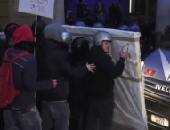 Protesta a Bologna, ancora cariche sugli studenti