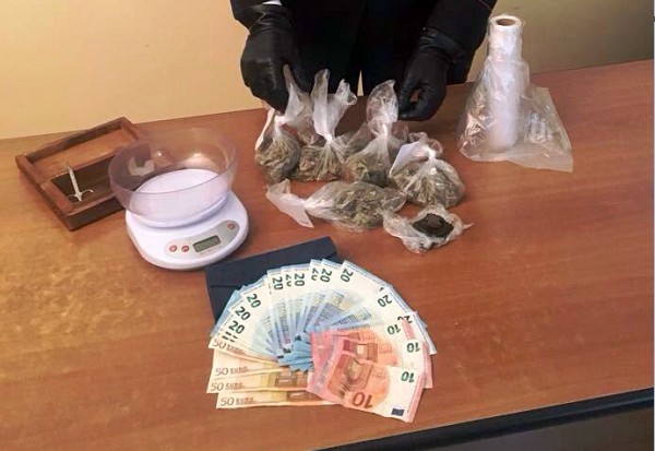 Trecase, hashish e marijuana in casa fiutate dai cani antidroga: arrestato 46enne