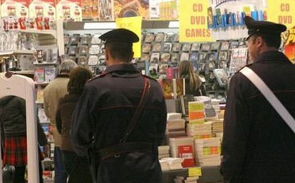 Mirabella Eclano, tenta furto di alimentari al supermercato: coppia denunciata