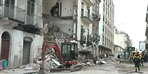 Catania, crolla palazzina di 3 piani: morta anziani, 4 feriti. Grave bambina di 10 mesi