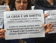 Case popolari, bagarre al consiglio comunale di Napoli: urla e spintoni per le lettere agli inquilini