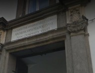 Presunti abusi del prete, Curia di Napoli risponde ad accuse ma svela nome vittima: scoppia caso