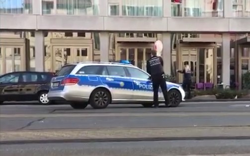 Germania, lancia auto contro folla: ferito e arrestato
