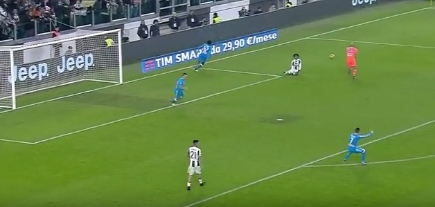 Errori e rigori fantasma condannano il Napoli, la Juventus ringrazia