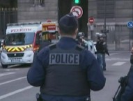 Paura a Parigi, soldato spara a uomo armato al Louvre: “Urlava Allah Akhbar”
