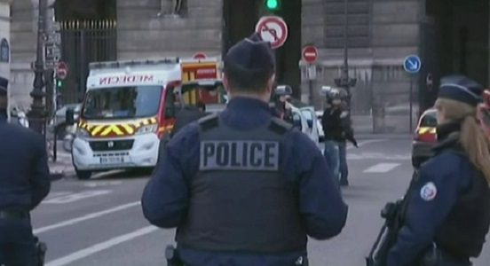 Paura a Parigi, soldato spara a uomo armato al Louvre: “Urlava Allah Akhbar”