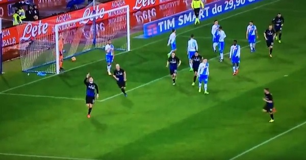 Napoli-Atalanta 0-1 al 45′: Caldara castiga gli azzurri, Mertens vicino al pari