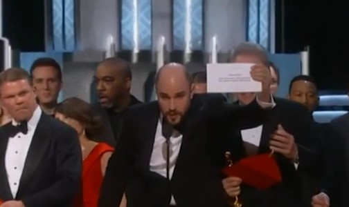 Oscar, vince Moonlight con la gaffe dell’annuncio sbagliato: “Ha vinto La La Land”