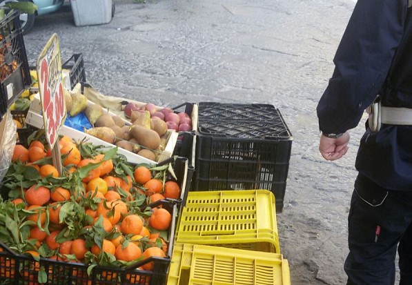 Napoli, frutta e verdura esposte all’aria aperta: blitz all’Arenella, sequestrati 350 kg