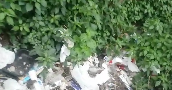 Napoli, ancora distesa di rifiuti sulle scale Filangieri
