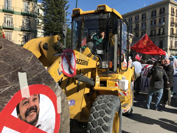 Napoli, in migliaia al corteo anti Salvini: in piazza con la ruspa