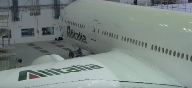 Alitalia, oltre 2mila esuberi e tagli salariali fino al 30%: sciopero il 5 aprile