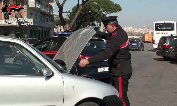Napoli, riciclaggio milionario di auto rubate: 39 denunciati