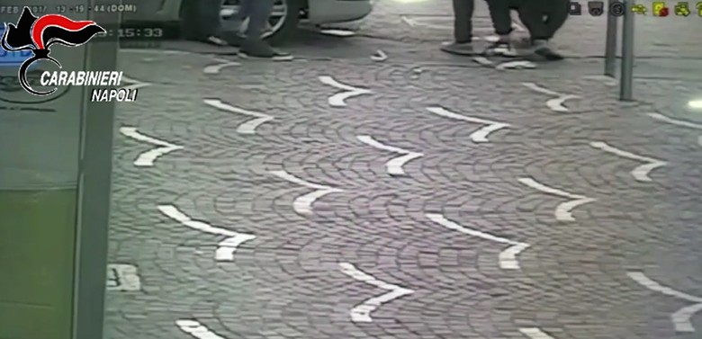 Colpo in banca a Caivano, rapinatore perde soldi nella fuga: due passanti li rubano in strada