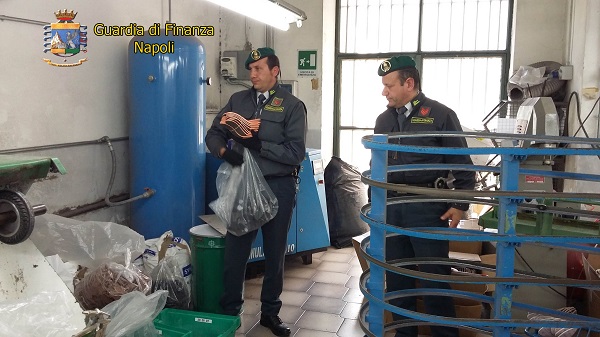 Melito, sequestrato opificio di scarpe clandestino