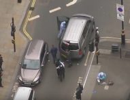 Londra, armato di coltelli vicino al parlamento: uomo arrestato per terrorismo
