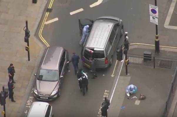 Londra, armato di coltelli vicino al parlamento: uomo arrestato per terrorismo