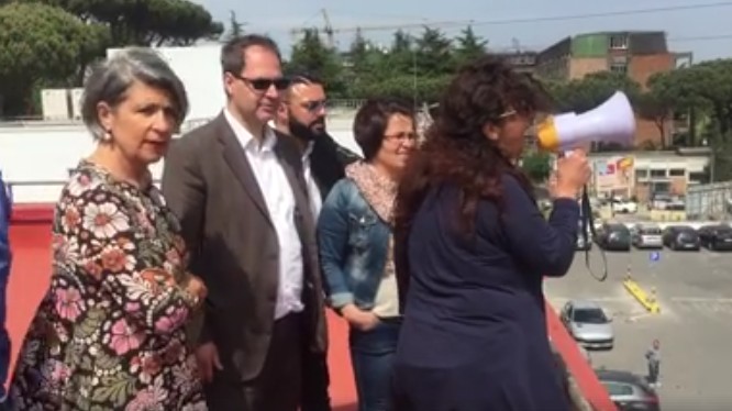 Monaldi, stop ai trapianti cardiaci: protestano sul tetto i genitori dei piccoli pazienti