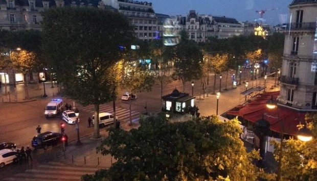 Assalto a colpi di kalashnikov, nuovo terrore a Parigi: poliziotto e aggressore morti sugli  Champs Elysees