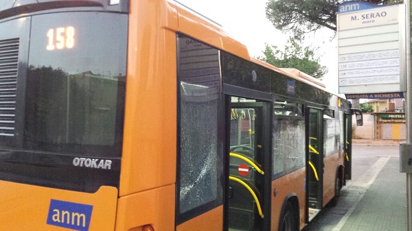 Cercola, baby gang assalta autobus Anm: vetro in frantumi