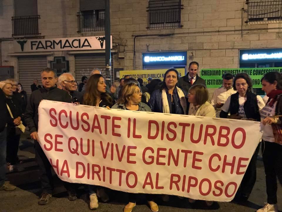 Napoli, a Bagnoli residenti in piazza contro la movida selvaggia: “Abbiamo diritto al riposo”