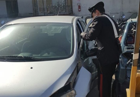 Grumo Nevano, rubano auto e la portano via a spinta: un arresto