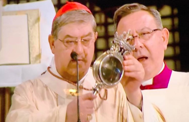 Tradizione e superstizione, a Napoli si liquefa il sangue di San Gennaro