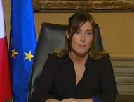 Libro accusa: “Boschi chiese a Unicredit di comprare Banca Etruria”. Lei smentisce: “Campagna di fango”