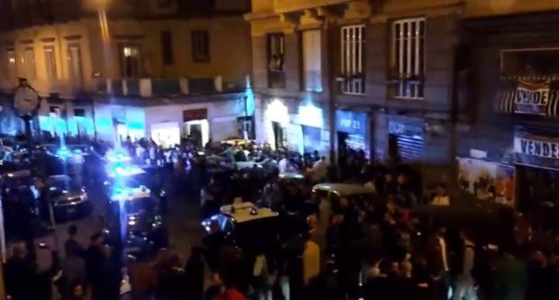 Napoli, tensione al centro storico: scontro attivisti-carabinieri al “Mezzocannone occupato”