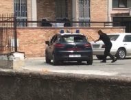 Torre Annunziata, uomo sfascia a bastonate l’auto dei carabinieri