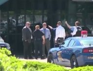 Usa, ex poliziotto accoltellato in aeroporto del Michigan: “Aggressore ha urlato Allah Akbar”