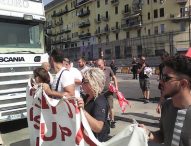 Napoli, blocco merci al porto e corteo: protesta dei disoccupati. “Necessario danneggiare i padroni”