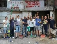 Napoli, a Scampia disoccupati e comitati ripuliscono le Vele: “C’è diritto a vivere in luoghi dignitosi”