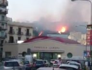 Napoli, incendio in collina: brucia vegetazione a Fuorigrotta