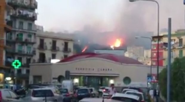 Napoli, incendio in collina: brucia vegetazione a Fuorigrotta