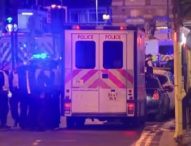 Attacchi terroristici nel centro di Londra, almeno 7 morti. Media: “Uccisi 2 assalitori”
