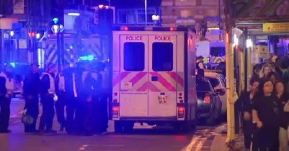 Attacchi terroristici nel centro di Londra, almeno 7 morti. Media: “Uccisi 2 assalitori”