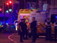Londra, furgone travolge folla all’uscita della moschea: 1 morto e 8 feriti, arrestato l’autista