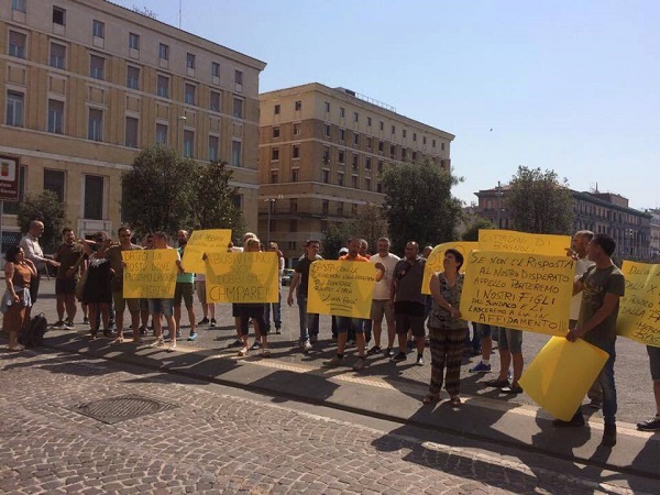 Napoli, sgombero a Bagnoli: protesta mercatari sotto il Comune