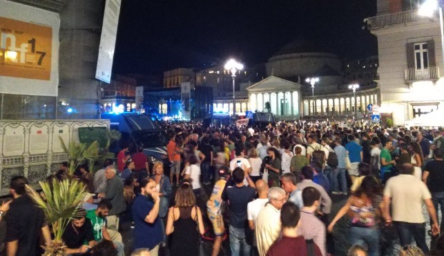Piazza Plebiscito, bordate di fischi per De Luca sul palco del Napoli Teatro Festival