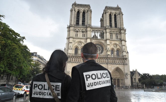“E’ per la Siria”: a Parigi giovane aggredisce poliziotti a martellate, ferito da spari