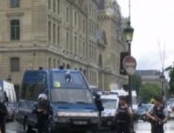 Paura a Parigi, poliziotto aggredito a martellate: aggressore ferito da spari