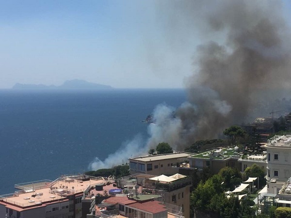 Roghi no stop a Napoli, fiamme a Posillipo: circolazione in tilt