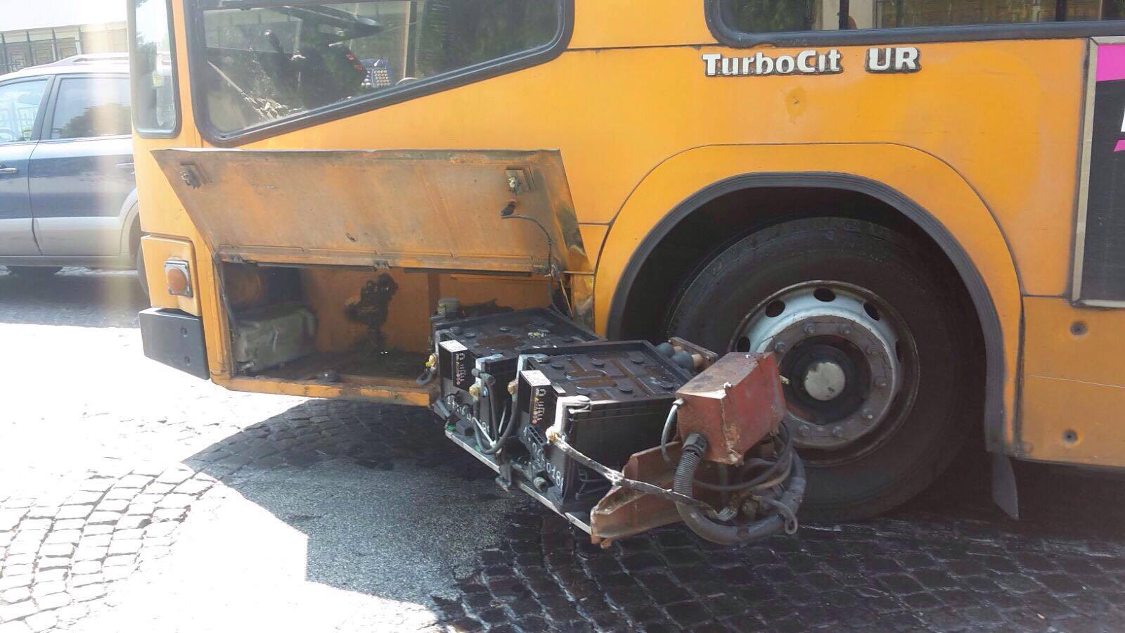 Napoli: I bus-carretta dell’Anm sono un pericolo pubblico, danneggiato un pullman turistico