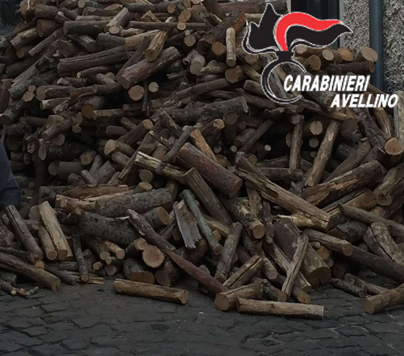 Montella, bloccano la strada con la legna: quattro persone denunciate dai carabinieri