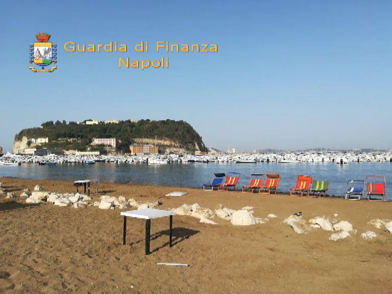 Bagnoli-Coroglio: Finanza sequestra 3 lidi abusivi
