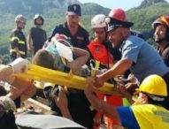 Terremoto Ischia, i ‘caschi rossi’ salvano i tre fratellini rimasti per ore sotto le macerie