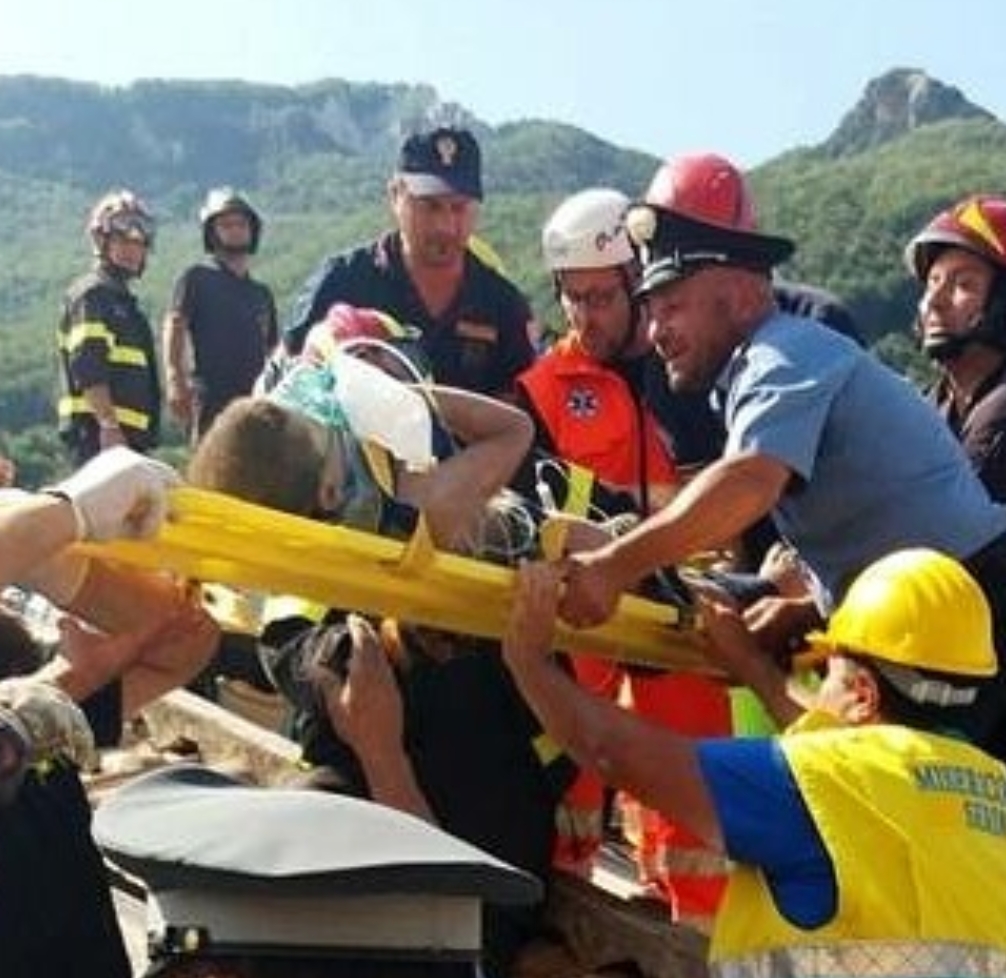 Terremoto Ischia, i ‘caschi rossi’ salvano i tre fratellini rimasti per ore sotto le macerie