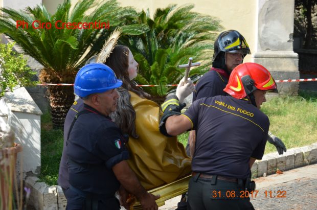 Casamicciola Terremoto, le foto: la Madonna salvata dai carabinieri e vigili del fuoco