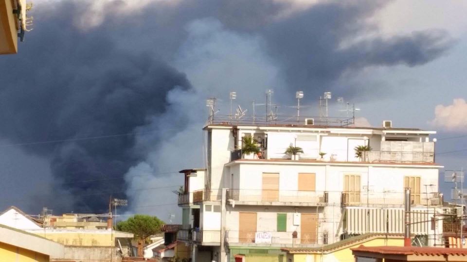 Napoli: incendio a  Scampia, brucia una mini-discarica